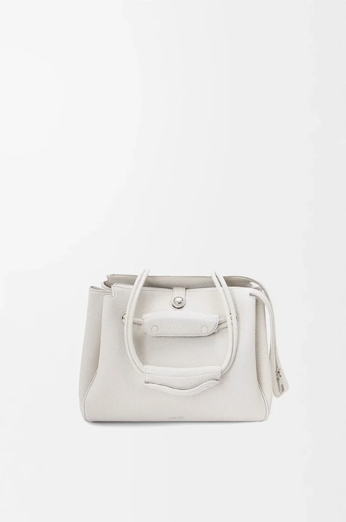 Liten Madrid-väska i mjukt kornat kalvskinn Soft White Liten Madrid-väska i mjukt kornat kalvskinn Soft White