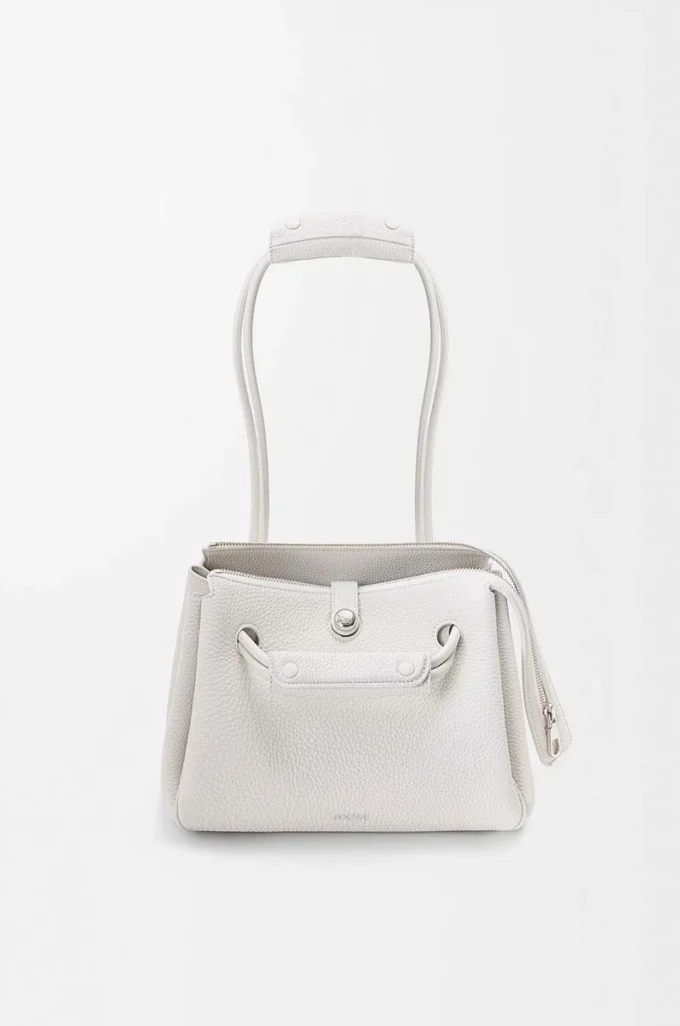 Liten Madrid-väska i mjukt kornat kalvskinn Soft White Liten Madrid-väska i mjukt kornat kalvskinn Soft White