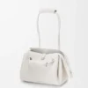 Liten Madrid-väska i mjukt kornat kalvskinn Soft White Liten Madrid-väska i mjukt kornat kalvskinn Soft White