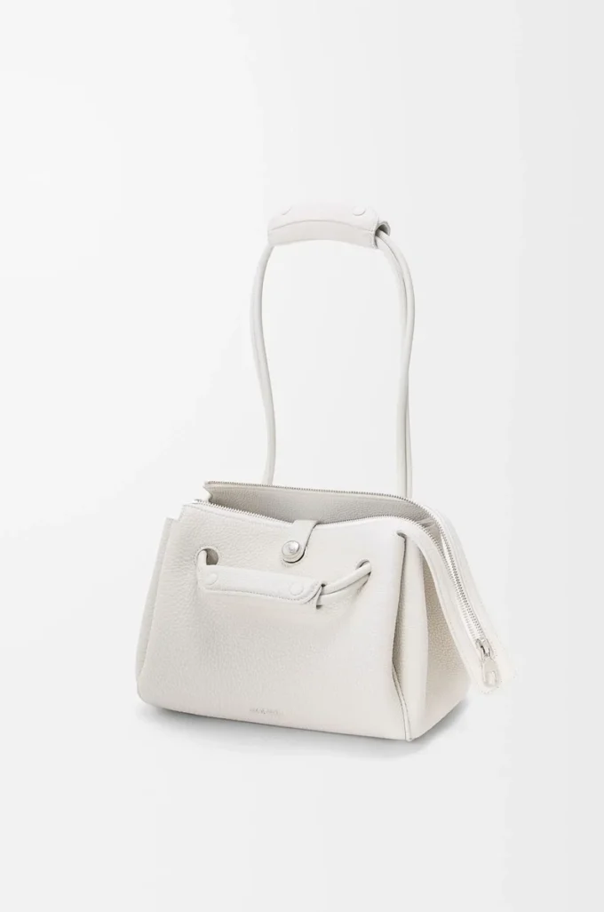 Liten Madrid-väska i mjukt kornat kalvskinn Soft White Liten Madrid-väska i mjukt kornat kalvskinn Soft White