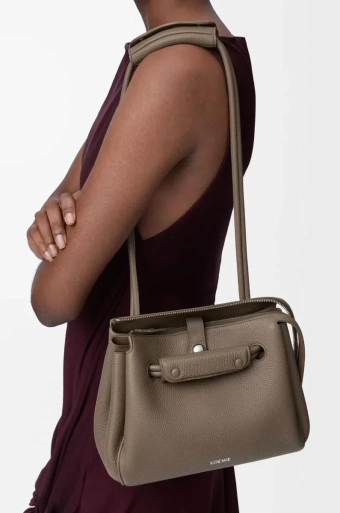 Liten Madrid-väska i mjukt kornat kalvskinn Taupe Liten Madrid-väska i mjukt kornat kalvskinn Taupe