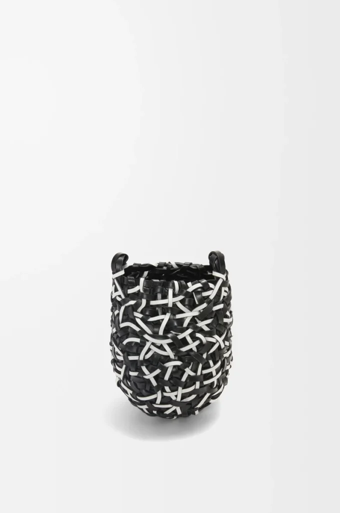 Liten Nest Basket-väska i kalvskinn Svart/Vit Liten Nest Basket-väska i kalvskinn Svart/Vit