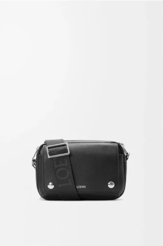 Liten Pebble-messenger-väska i mjukt kornat kalvskinn Black Liten Pebble-messenger-väska i mjukt kornat kalvskinn Black