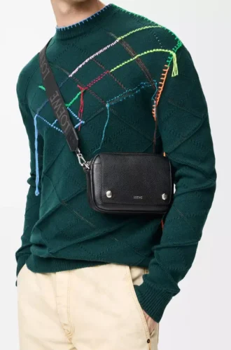 Liten Pebble-messenger-väska i mjukt kornat kalvskinn Black Liten Pebble-messenger-väska i mjukt kornat kalvskinn Black