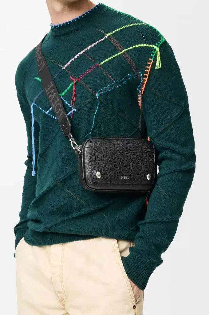 Liten Pebble-messenger-väska i mjukt kornat kalvskinn Black Liten Pebble-messenger-väska i mjukt kornat kalvskinn Black