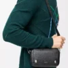 Liten Pebble-messenger-väska i mjukt kornat kalvskinn Black Liten Pebble-messenger-väska i mjukt kornat kalvskinn Black