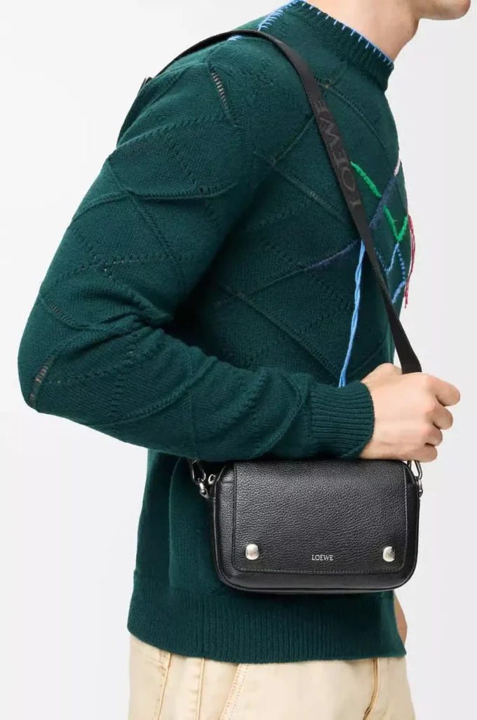 Liten Pebble-messenger-väska i mjukt kornat kalvskinn Black Liten Pebble-messenger-väska i mjukt kornat kalvskinn Black