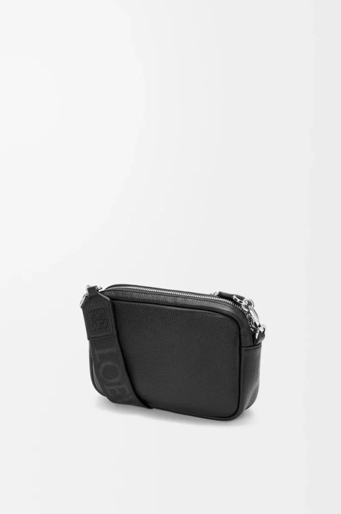 Liten Pebble-messenger-väska i mjukt kornat kalvskinn Black Liten Pebble-messenger-väska i mjukt kornat kalvskinn Black