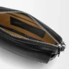 Liten Pebble-messenger-väska i mjukt kornat kalvskinn Black Liten Pebble-messenger-väska i mjukt kornat kalvskinn Black