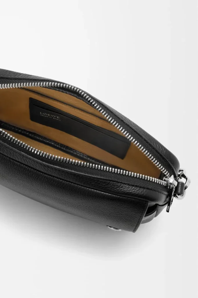 Liten Pebble-messenger-väska i mjukt kornat kalvskinn Black Liten Pebble-messenger-väska i mjukt kornat kalvskinn Black