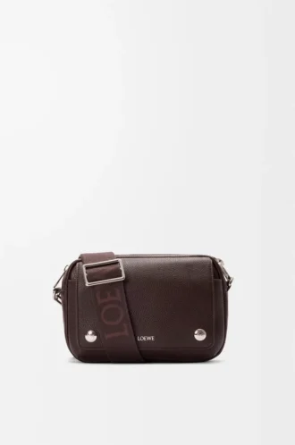 Liten Pebble-messenger-väska i mjukt kornat kalvskinn Oxblood Liten Pebble-messenger-väska i mjukt kornat kalvskinn Oxblood