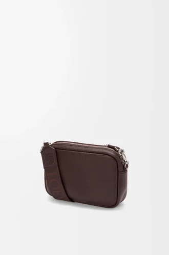 Liten Pebble-messenger-väska i mjukt kornat kalvskinn Oxblood Liten Pebble-messenger-väska i mjukt kornat kalvskinn Oxblood