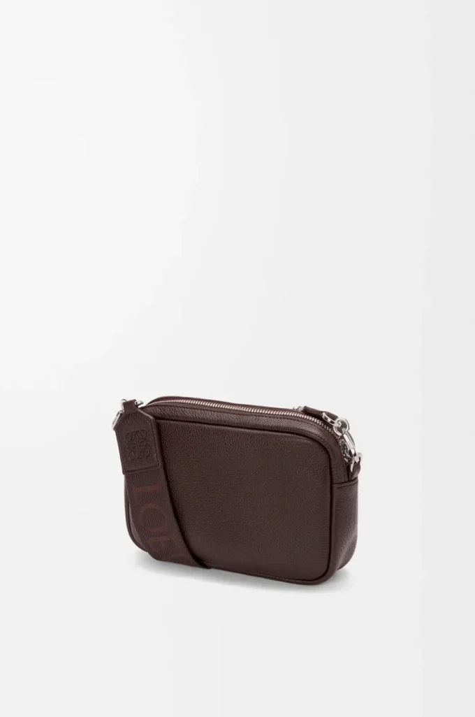 Liten Pebble-messenger-väska i mjukt kornat kalvskinn Oxblood