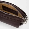 Liten Pebble-messenger-väska i mjukt kornat kalvskinn Oxblood