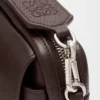Liten Pebble-messenger-väska i mjukt kornat kalvskinn Oxblood