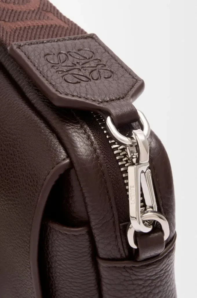 Liten Pebble-messenger-väska i mjukt kornat kalvskinn Oxblood