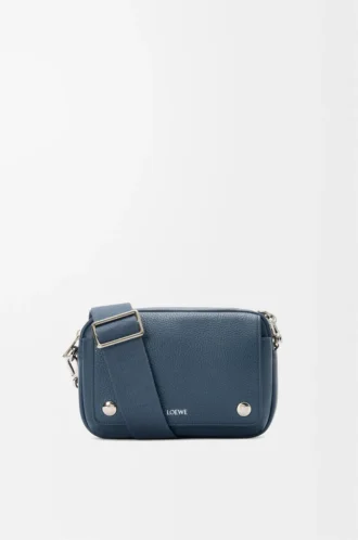 Liten Pebble-messengerbag i mjukt kornat kalvskinn Indigo Dye Liten Pebble-messengerbag i mjukt kornat kalvskinn Indigo Dye