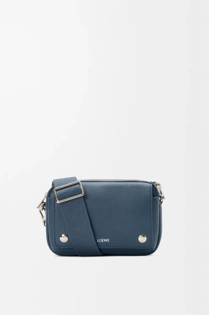 Liten Pebble-messengerbag i mjukt kornat kalvskinn Indigo Dye Liten Pebble-messengerbag i mjukt kornat kalvskinn Indigo Dye