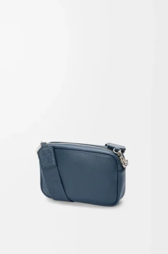 Liten Pebble-messengerbag i mjukt kornat kalvskinn Indigo Dye Liten Pebble-messengerbag i mjukt kornat kalvskinn Indigo Dye