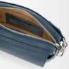 Liten Pebble-messengerbag i mjukt kornat kalvskinn Indigo Dye Liten Pebble-messengerbag i mjukt kornat kalvskinn Indigo Dye