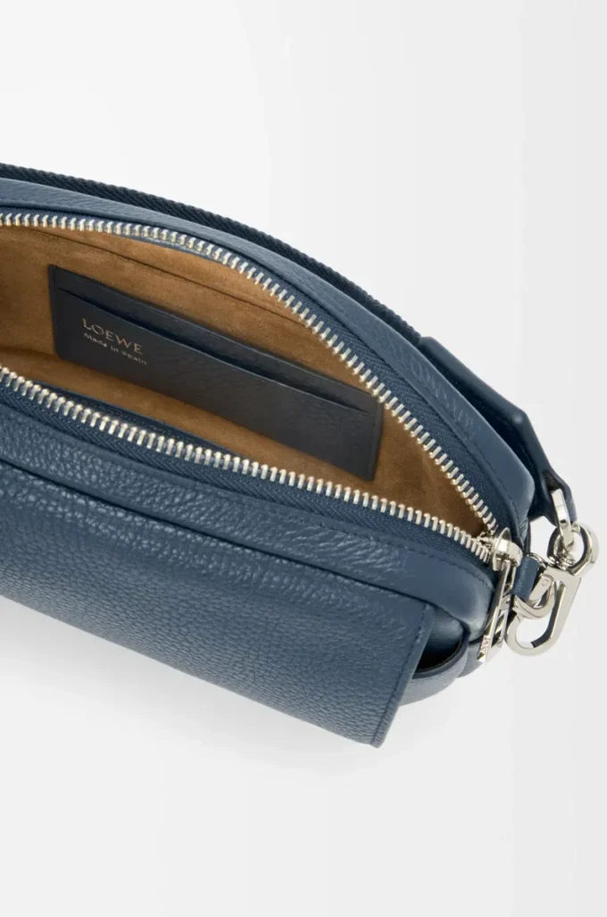 Liten Pebble-messengerbag i mjukt kornat kalvskinn Indigo Dye Liten Pebble-messengerbag i mjukt kornat kalvskinn Indigo Dye