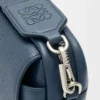 Liten Pebble-messengerbag i mjukt kornat kalvskinn Indigo Dye Liten Pebble-messengerbag i mjukt kornat kalvskinn Indigo Dye
