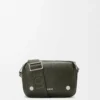Liten Pebble-messengerbag i mjukt kornat kalvskinn Mörk khaki Liten Pebble-messengerbag i mjukt kornat kalvskinn Mörk khaki