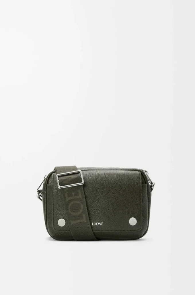 Liten Pebble-messengerbag i mjukt kornat kalvskinn Mörk khaki Liten Pebble-messengerbag i mjukt kornat kalvskinn Mörk khaki