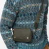 Liten Pebble-messengerbag i mjukt kornat kalvskinn Mörk khaki Liten Pebble-messengerbag i mjukt kornat kalvskinn Mörk khaki