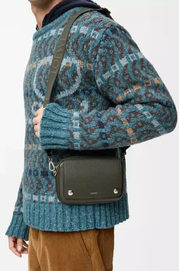 Liten Pebble-messengerbag i mjukt kornat kalvskinn Mörk khaki Liten Pebble-messengerbag i mjukt kornat kalvskinn Mörk khaki