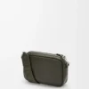 Liten Pebble-messengerbag i mjukt kornat kalvskinn Mörk khaki Liten Pebble-messengerbag i mjukt kornat kalvskinn Mörk khaki