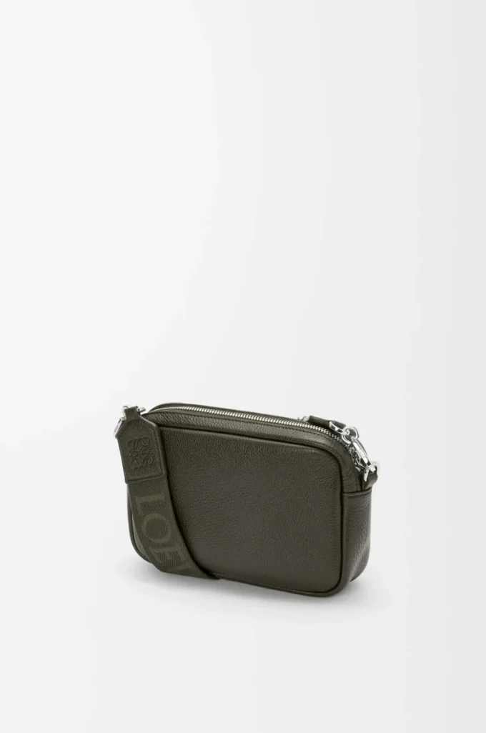 Liten Pebble-messengerbag i mjukt kornat kalvskinn Mörk khaki Liten Pebble-messengerbag i mjukt kornat kalvskinn Mörk khaki
