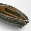 Liten Pebble-messengerbag i mjukt kornat kalvskinn Mörk khaki Liten Pebble-messengerbag i mjukt kornat kalvskinn Mörk khaki