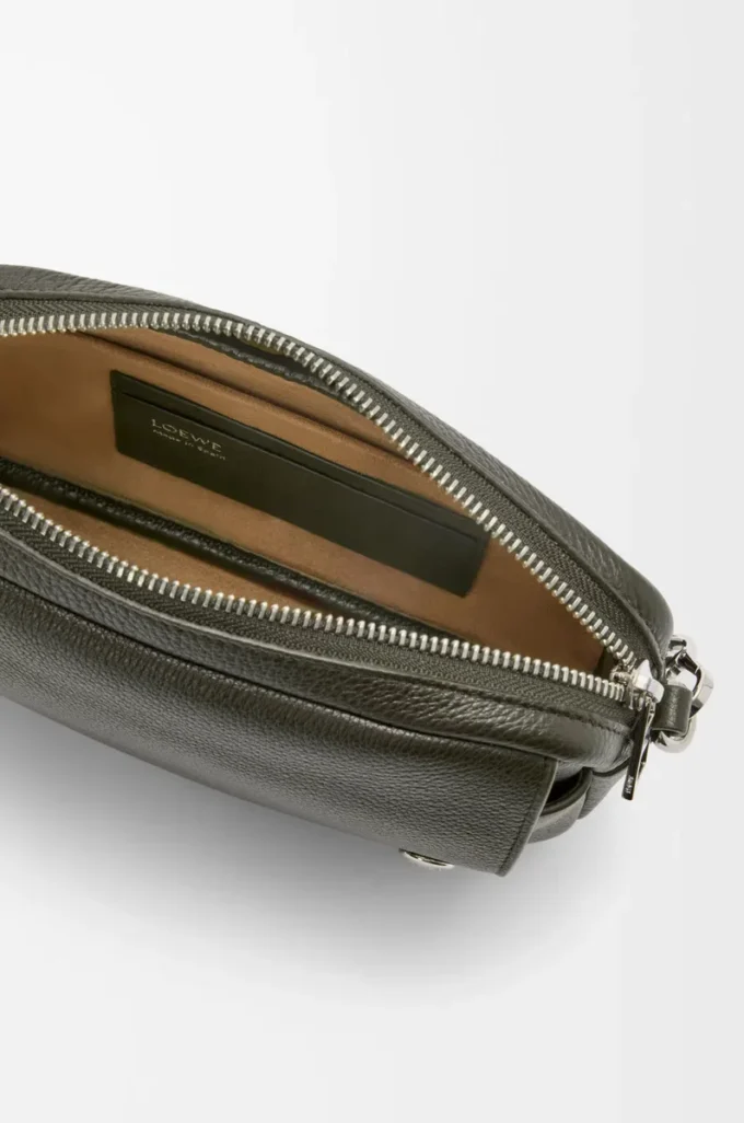 Liten Pebble-messengerbag i mjukt kornat kalvskinn Mörk khaki Liten Pebble-messengerbag i mjukt kornat kalvskinn Mörk khaki