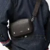 Liten Pebble-messengerbag i mjukt kornat kalvskinn Mörkgrå Liten Pebble-messengerbag i mjukt kornat kalvskinn Mörkgrå