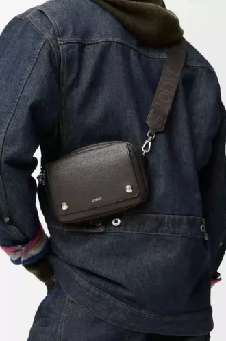Liten Pebble-messengerbag i mjukt kornat kalvskinn Mörkgrå