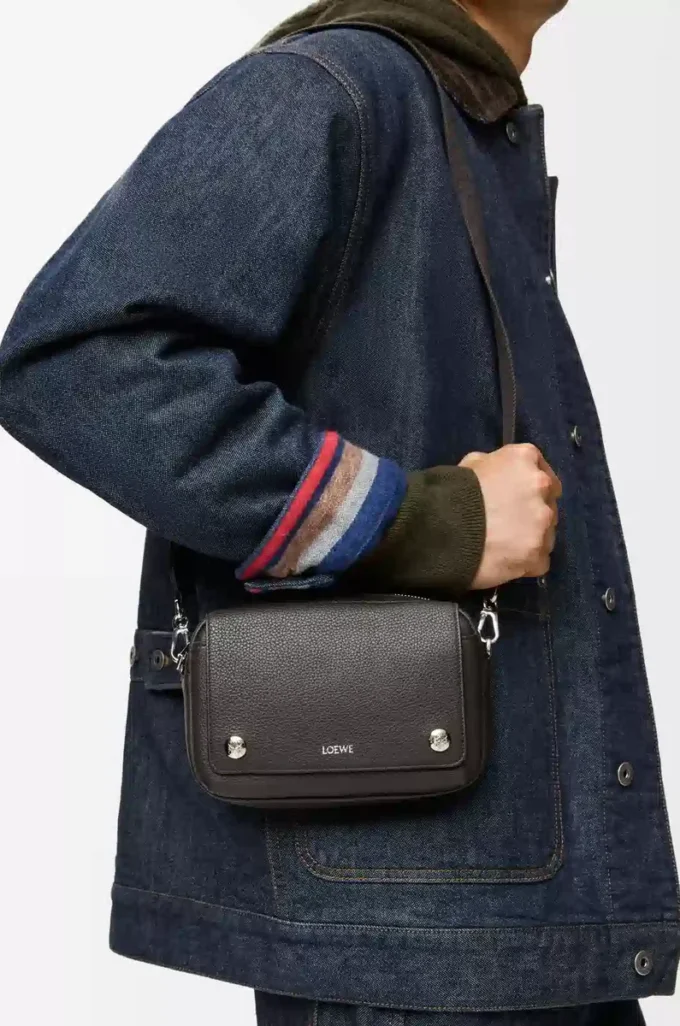 Liten Pebble-messengerbag i mjukt kornat kalvskinn Mörkgrå Liten Pebble-messengerbag i mjukt kornat kalvskinn Mörkgrå