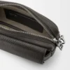 Liten Pebble-messengerbag i mjukt kornat kalvskinn Mörkgrå Liten Pebble-messengerbag i mjukt kornat kalvskinn Mörkgrå
