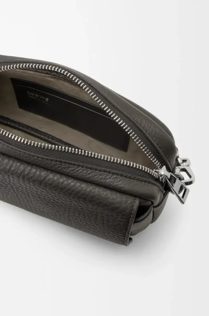 Liten Pebble-messengerbag i mjukt kornat kalvskinn Mörkgrå Liten Pebble-messengerbag i mjukt kornat kalvskinn Mörkgrå