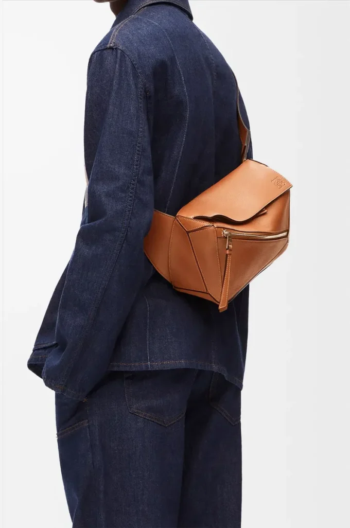 Liten Puzzle-bältesväska i klassiskt kalvskinn Tan