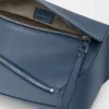 Liten Puzzle Edge-fodralväska i klassiskt kalvskinn Indigo Dye Liten Puzzle Edge-fodralväska i klassiskt kalvskinn Indigo Dye