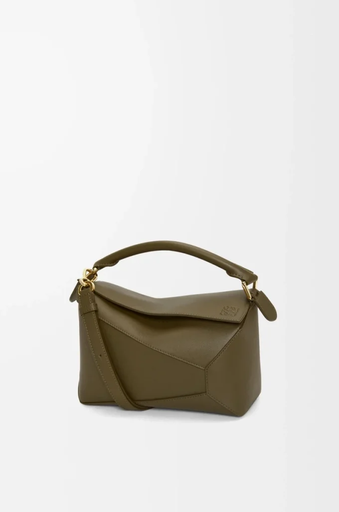 Liten Puzzle Edge-väska i klassiskt kalvskinn Dark Khaki Liten Puzzle Edge-väska i klassiskt kalvskinn Dark Khaki