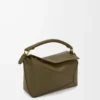 Liten Puzzle Edge-väska i klassiskt kalvskinn Dark Khaki Liten Puzzle Edge-väska i klassiskt kalvskinn Dark Khaki
