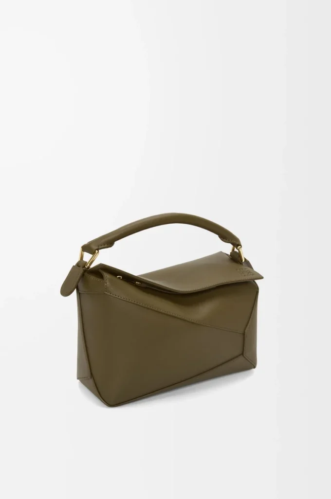 Liten Puzzle Edge-väska i klassiskt kalvskinn Dark Khaki Liten Puzzle Edge-väska i klassiskt kalvskinn Dark Khaki