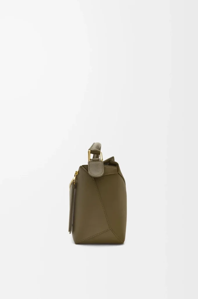 Liten Puzzle Edge-väska i klassiskt kalvskinn Dark Khaki Liten Puzzle Edge-väska i klassiskt kalvskinn Dark Khaki