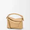 Liten Puzzle Edge-väska i klassiskt kalvskinn Silk Beige