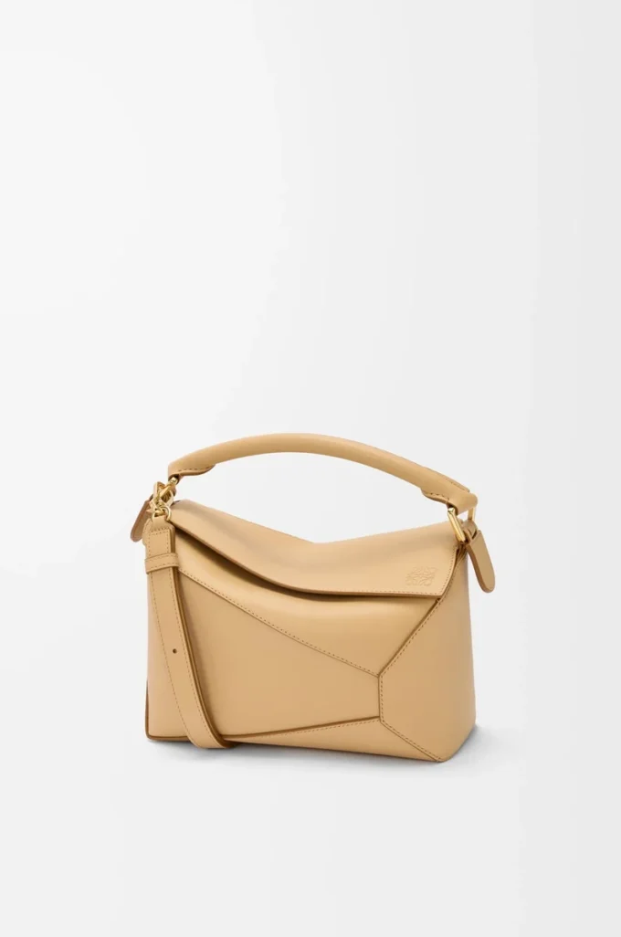 Liten Puzzle Edge-väska i klassiskt kalvskinn Silk Beige