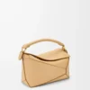 Liten Puzzle Edge-väska i klassiskt kalvskinn Silk Beige