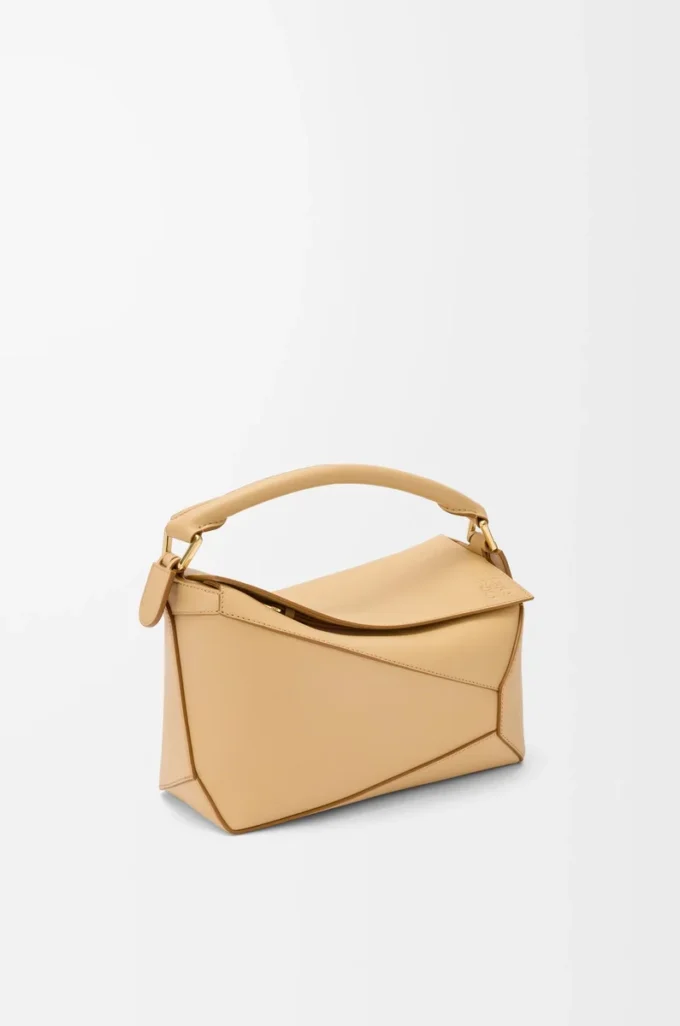 Liten Puzzle Edge-väska i klassiskt kalvskinn Silk Beige