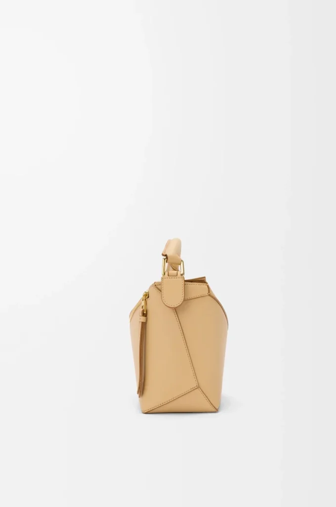 Liten Puzzle Edge-väska i klassiskt kalvskinn Silk Beige